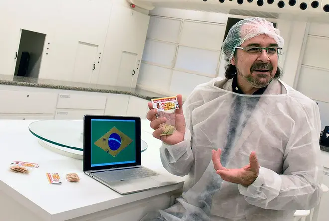 O pesquisador revela que o maior desafio é encontrar uma empresa que fabrique o biscoito seguindo a receita original. Foto: Antoninho Perri/Unicamp/divulgação.