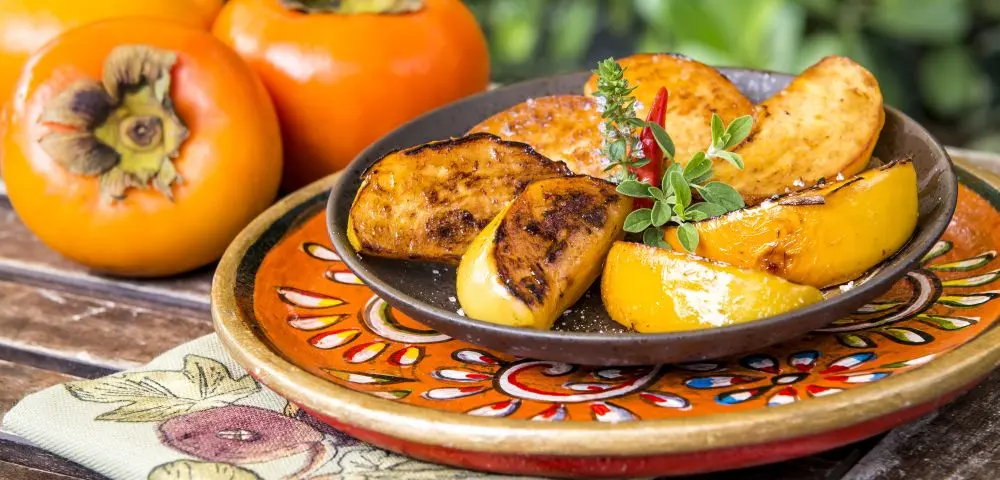 É época de caqui! Aprenda 5 receitas doces e salgadas com a fruta