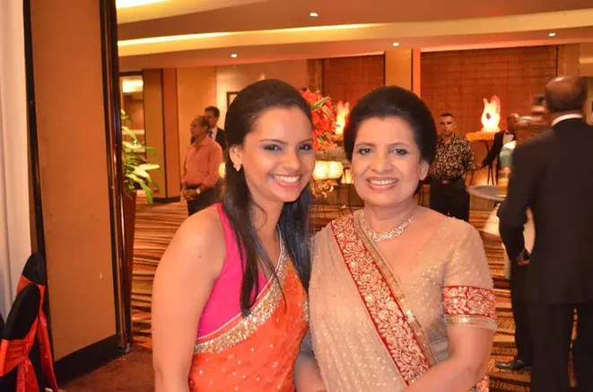 Nisanga e a mãe, Shantha, em um evento em Colombo. Foto: reprodução Facebook.