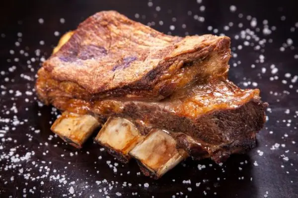 Costela na grelha do churrasqueiro Gerson Almeida, do Clube da Carne. Foto: Fernando Zequinão/Gazeta do Povo.