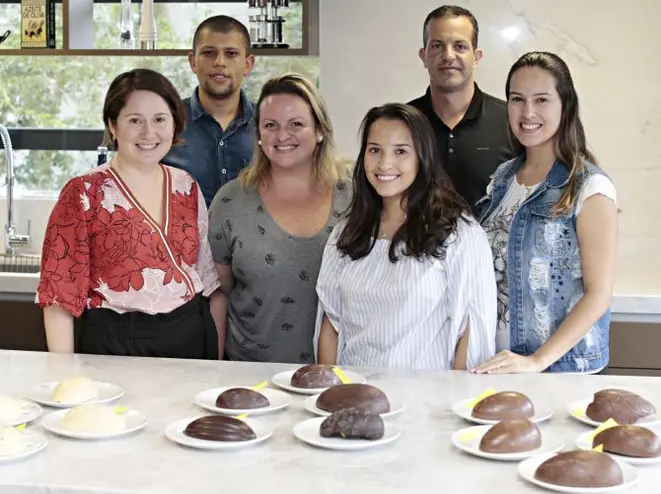 Os avaliadores, da esquerda para a direita: Bibiana Schneider (Cuore di Cacau), Diego Prado (Prado's Bakery), Polyana Rodrigues (Grué Chocolateria), Eduardo Crema (Chokolat), Eduarda Lobo e Arianne Montecchi, leitoras sorteadas pelo Bom Gourmet.