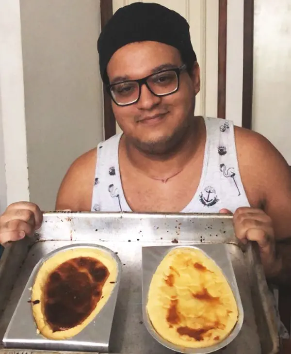 O universitário não imaginava que o ovo de empada de frango faria tanto sucesso. Ele faz, ainda, uma versão de queijo. Foto: reprodução Twitter.