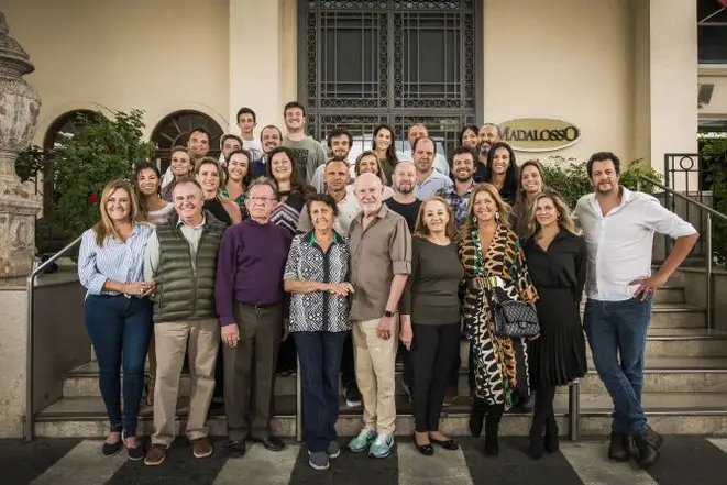 Quatro gerações ligadas à gastronomia e responsáveis por 15 estabelecimentos na capital paranaense. Foto: Letícia Akemi / Gazeta do Povo