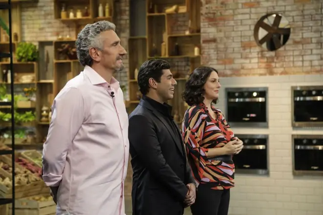 O trio estará de olho não apenas nas técnicas utilizadas, mas também na convivência dos participantes fora da cozinha. Foto: Antonio Chahestian/divulgação Record TV.