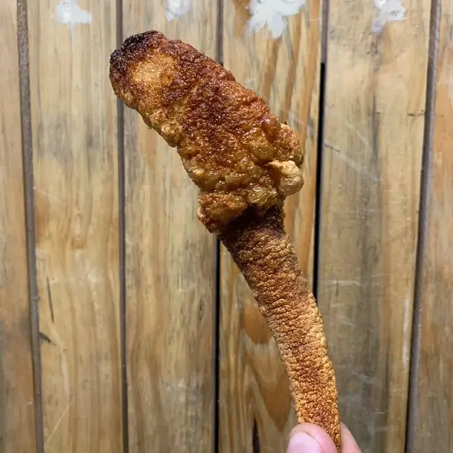 Uma versão mais irreverente do picolé mineiro é o torresmo de rabo de porco da novíssima Torresmaria. Foto: Instagram / Reprodução<br>