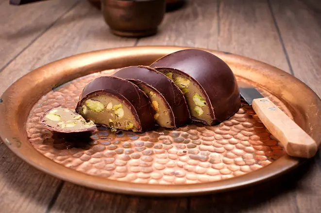 Ovo de corte da Cuore<br>di Cacao: gianduia,<br>pistache e matchá.