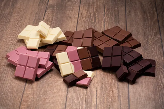 As barras feitas<br>pela Bebê<br>Brigadeiro para a<br>Feito Chocolate<br>trazem os 4 tipos<br>de chocolate.
