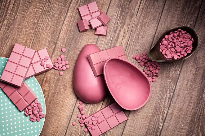 Lançado em 2019,<br>o chocolate rosa<br>tem sabor frutado<br>e levemente ácido.