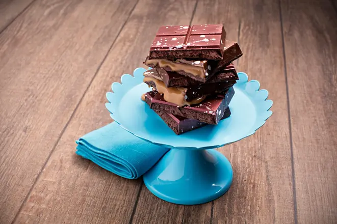 As barras recheadas encantam<br>pela estética e pelo sabor. Na<br>foto, as barras da Bebê<br>Brigadeiro nos sabores<br>caramelo salgado e nutella.