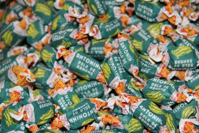 O Paraná é o terceiro estado brasileiro com o maior número de produtos certificados ou em processo de certificação de Indicação Geográfica.<br>A bala de banana de Antonina não recebeu aprovação do INPI.