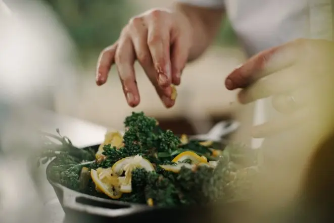 Chef de cozinha é um cargo de gestão, não a designação de uma profissão. Foto: Max Delsid / Unsplash