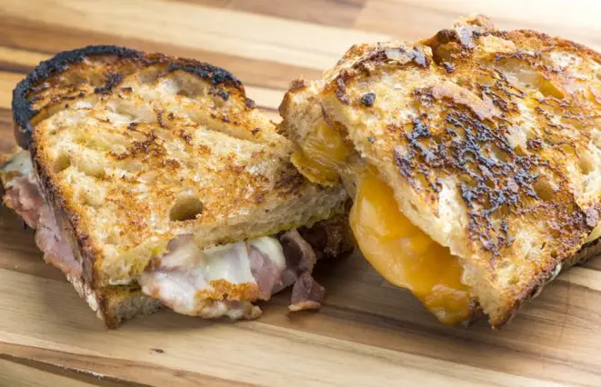 A reação de Maillard é a responsável pela casca do pão assado e pela coloração e sabores desenvolvidos quando tosta-se uma fatia de pão. Foto: Letícia Akemi/Gazeta do Povo