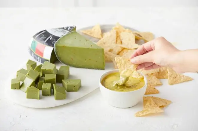 O queijo gouda feito com abacate é a mais nova criação da fábrica holandesa Daily Dairy. Foto: Reprodução Instagram / The Fresh Market
