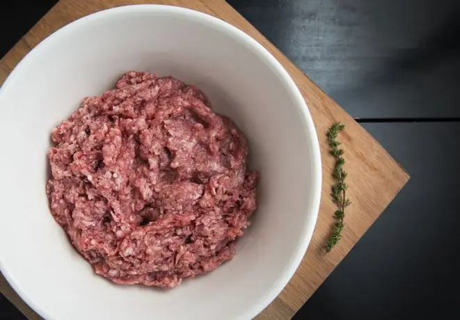 A carne moída selecionada deve ter cerca de 20% de gordura. Foto: Letícia Akemi/Gazeta do Povo.