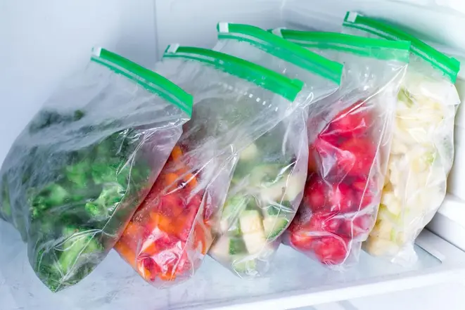 O prazo máximo recomendado para manter a comida congelada é de três meses. Foto: Bigstock.