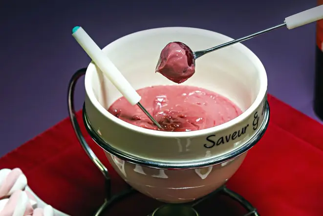 Fondue de chocolate ruby preparado pelo chef confeiteiro Alisson Jory. Foto: André Rodrigues/Gazeta do Povo.