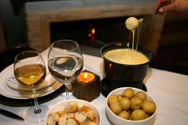 A fondue de queijo pode ser acompanhada de pães amanhecidos (mais consistentes, que não se desfaçam no molho) e batatas cozidas. Foto: Hedeson Alves/Gazeta do Povo.