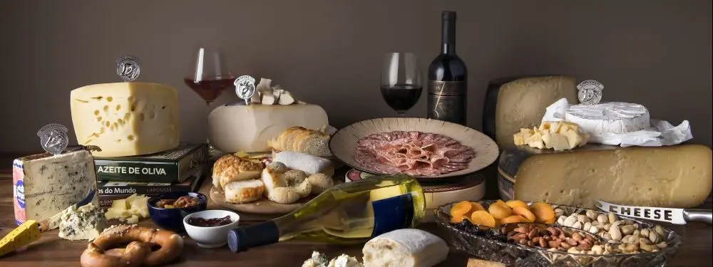 Como montar uma mesa de queijos e vinhos em casa
