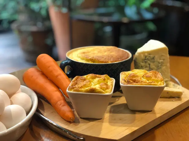 No suflê, o sabor adocicado da cenoura contrasta com a picância do queijo. Foto: divulgação.