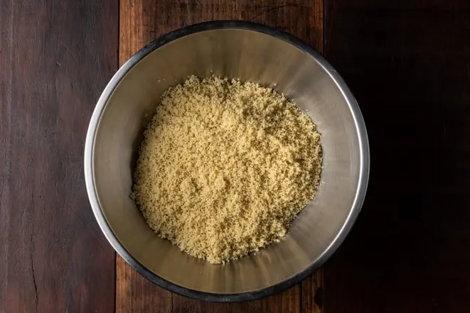 Para o couscous ficar bem soltinho, o chef recomenda misturar um pouco de azeite de oliva aos grãos antes de hidratá-lo.