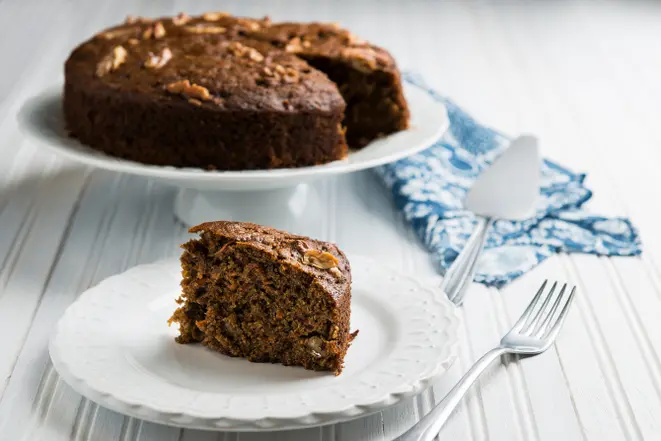 Bolo de cenoura americano, da chef Julia Guedes. Foto: Letícia Akemi/ Gazeta do Povo.