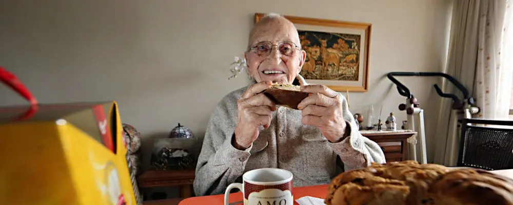 Vovô apaixonado por panetone recebe 36 caixas do pão doce