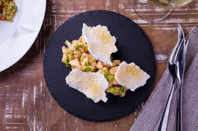 Ceviche de banana com beiju de tapioca criado pelos chefs Vitor Verona e Felipe Machoski para o Restaurante Olimpo. Foto: divulgação.