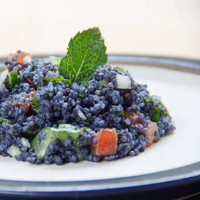 Salada de quinoa preparada pela culinarista Bela Gil. O cereal foi cozido em suco de jenipapo verde. Foto: Reprodução/Facebook