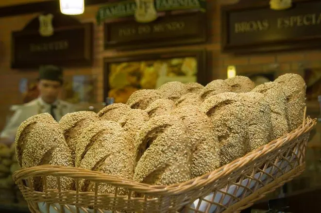 O cliente pode escolher os itens da cesta, incluindo pães variados. Foto: reprodução