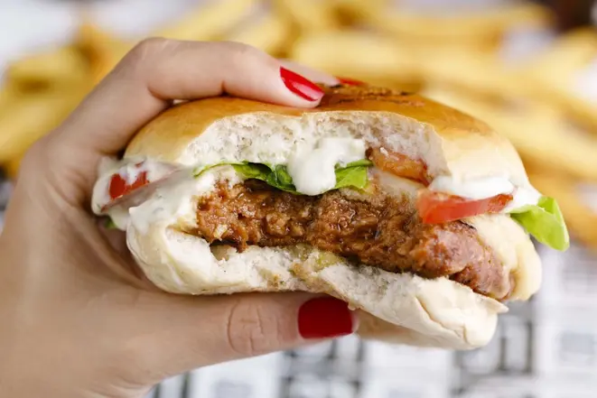Hambúrguer da Fazenda Futuro, incluído nos cardápios da Lanchonete da Cidade, em São Paulo, e no TT Burger, no Rio de Janeiro. Foto: Carol Gherardi/Divulgação