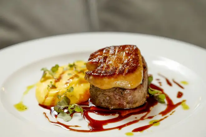 Um dos pratos criados por Ivo Lopes é o mignon com foie gras. Foto: Hugo Harada/Gazeta do Povo.