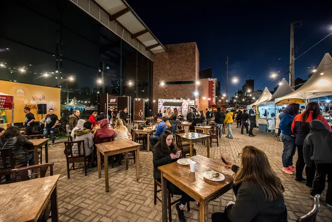 Praça de alimentação para o happy hour é montada na calçada em frente à entrada do Mercado Municipal da Avenida Sete de Setembro. Foto: Letícia Akemi/Gazeta do Povo