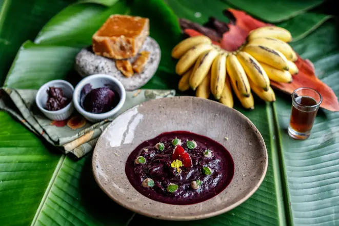Açaí da palmeira Juçara e jambo, de Antonina; banana nanica, do Vale do Ribeira; melado e rapadura de Cerro<br>Azul. Foto: Jonathan<br>Campos/Gazeta do Povo