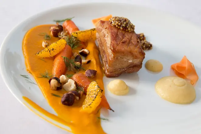 Peito suíno, batata-doce e marmelo, prato do Ambrosía. A chef Carolina Bazán foi eleita a melhor chef mulher pelo Latin America's 50 Best Restaurants 2019. Foto: Divulgação