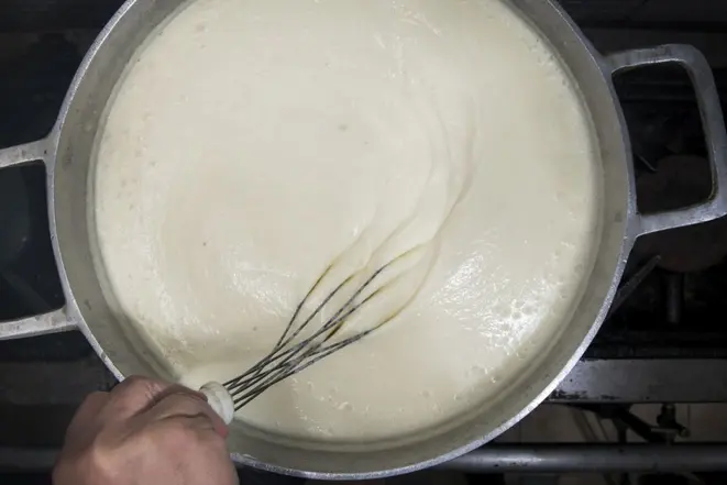 Na versão do chef Claudio Couto, o fubá da polenta é cozido no caldo de galinha, leite e creme de leite. Foto: Letícia Akemi / Gazeta do Povo.