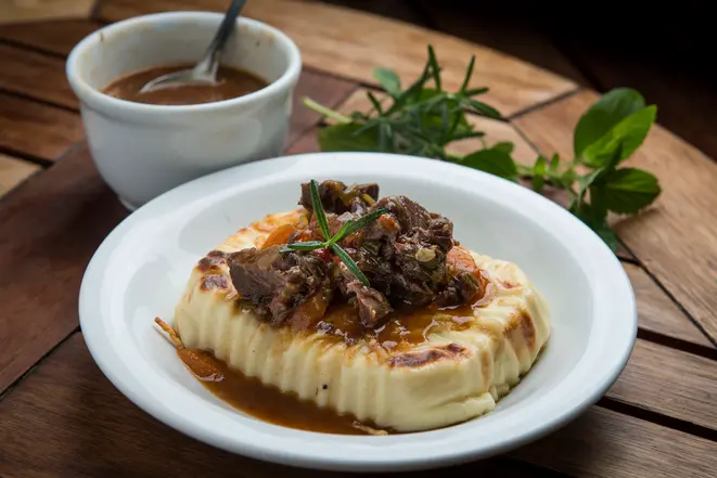 Polenta cremosa com ragu de ossobuco do La Polenteria. Foto: Letícia Akemi / Gazeta do Povo.