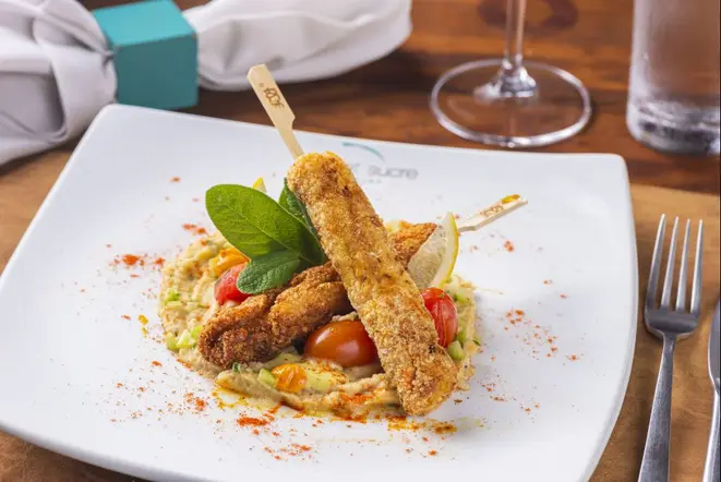 Kafta de frango, com purê de grão-de-bico, picles de tomate cereja e limão siciliano. Foto: Rodrigo Pierrot / divulgação.