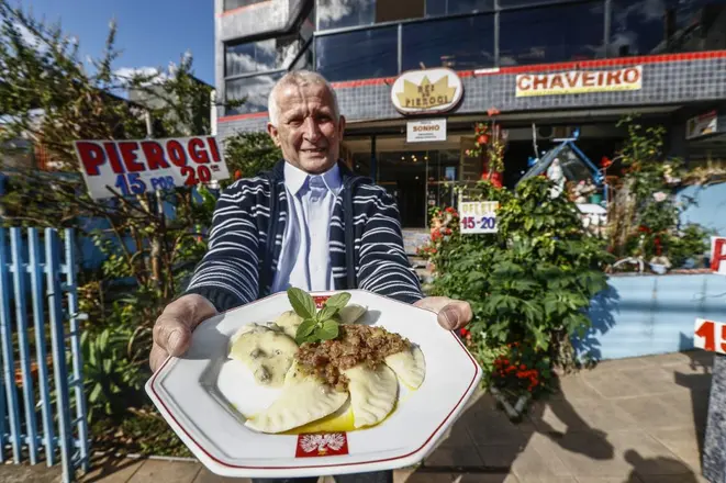 Tadeu serve seu pierogi em porções que custam a partir de R$ 15. Foto: Jonathan Campos/Gazeta do Povo.