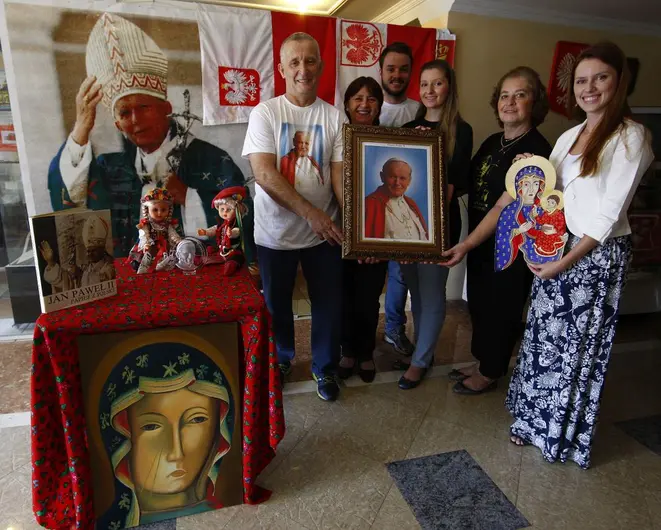Foto de 2013 da família de Tadeu, pouco depois da canonização de João Paulo II. Foto: Jonathan Campos/Gazeta do Povo.