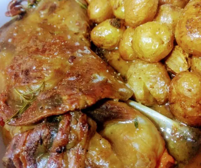 Paleta de cordeiro com batatas. Carne macia, saborosa e se desmanchando.
