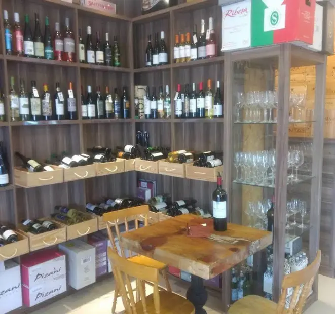 Vinhos de todas as origens, de importação exclusiva, estão disponíveis nas prateleiras.
