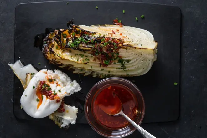 Acelga tostada com pimentas da Calábria em conserva, servida com burrata. Foto: Jennifer Chase/The Washington Post