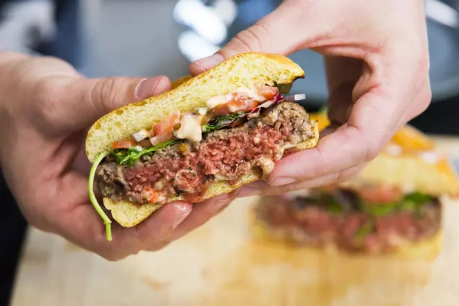 Os novos hambúrgueres vegetais têm a suculência e o sabor quase idênticos aos preparados com proteína animal. Foto: Impossible Foods/divulgação.
