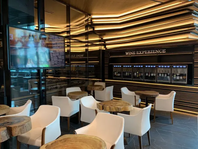O wine bar do Festval oferece 24 opções diárias de vinhos tintos, brancos e rosés vendidos em três tamanhos de taças. Foto: Guilherme Grandi/Gazeta do Povo.