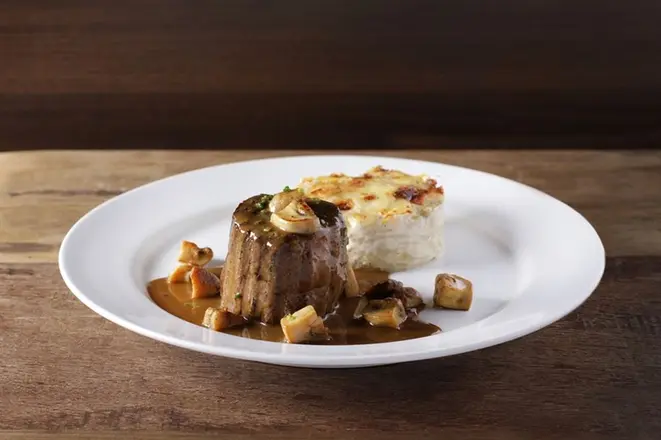 Mignons, molhos e gratin de batatas: carros-chefe do L'Épicerie. Foto: Divulgação