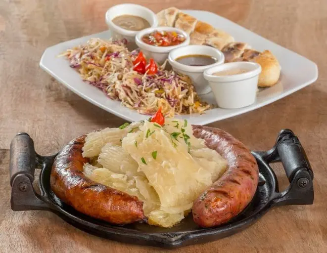A linguiça de pernil com queijo provolone e chimichurre é servida como porção ou no sanduíche do gastrobar Choripan, em Curitiba. Foto: Divulgação