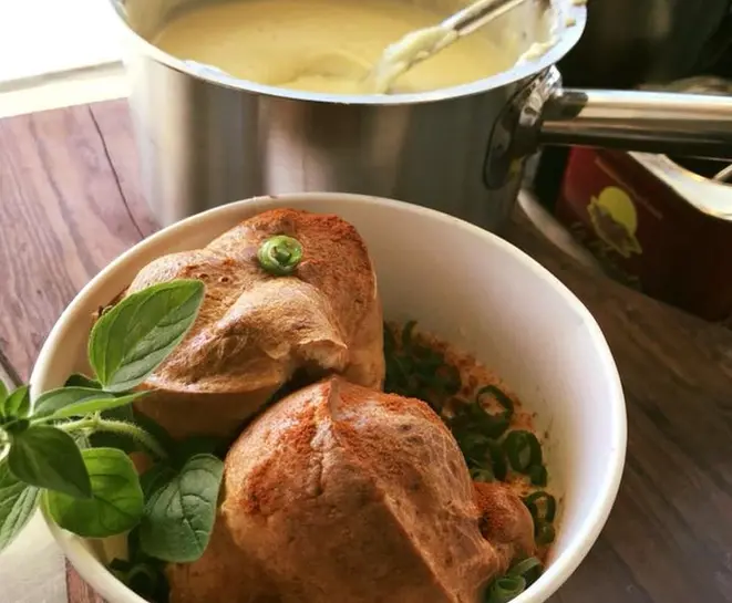 Entre os recheios, há um de aligot com cebolas e páprica defumada. Foto: divulgação.