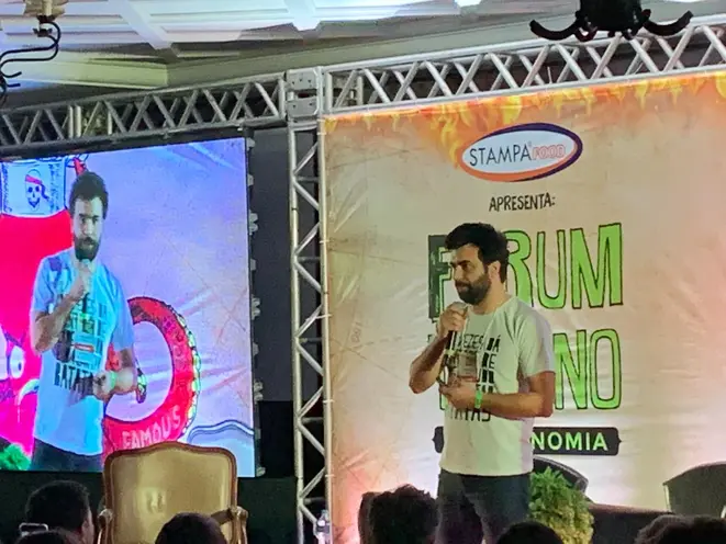 Chef Rodrigo Bellora fala sobre gastronomia do campo à mesa no Fórum Tutano. Foto: Guilherme Grandi/Gazeta do Povo
