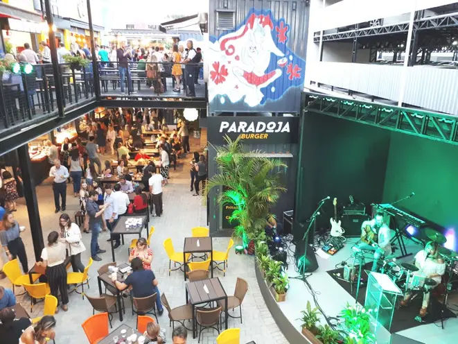 O espaço é distribuído em três pisos com áreas de convivência e palco para apresentações musicais. Foto: Guilherme Grandi/Gazeta do Povo.
