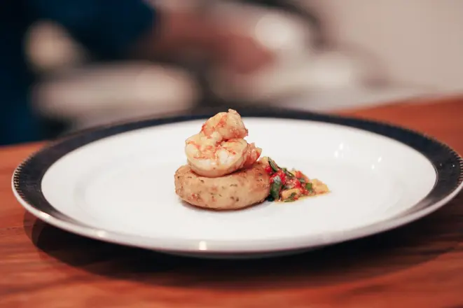 Camarão na brasa, tortinha de mandioca, vinagrete de ora-pro-nobis, do chef Rafael Pires. Foto: Divulgação.